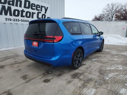 New 2026 Chrysler Pacifica Select w/ S Appearance Package FWD image 18