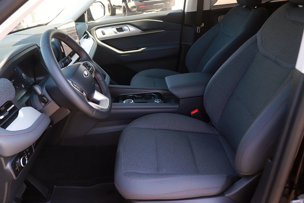 Used 2026 Ford Explorer Active RWD image 13