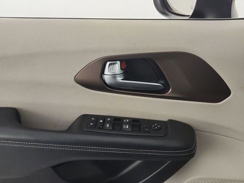 Used 2023 Chrysler Voyager LX FWD image 15