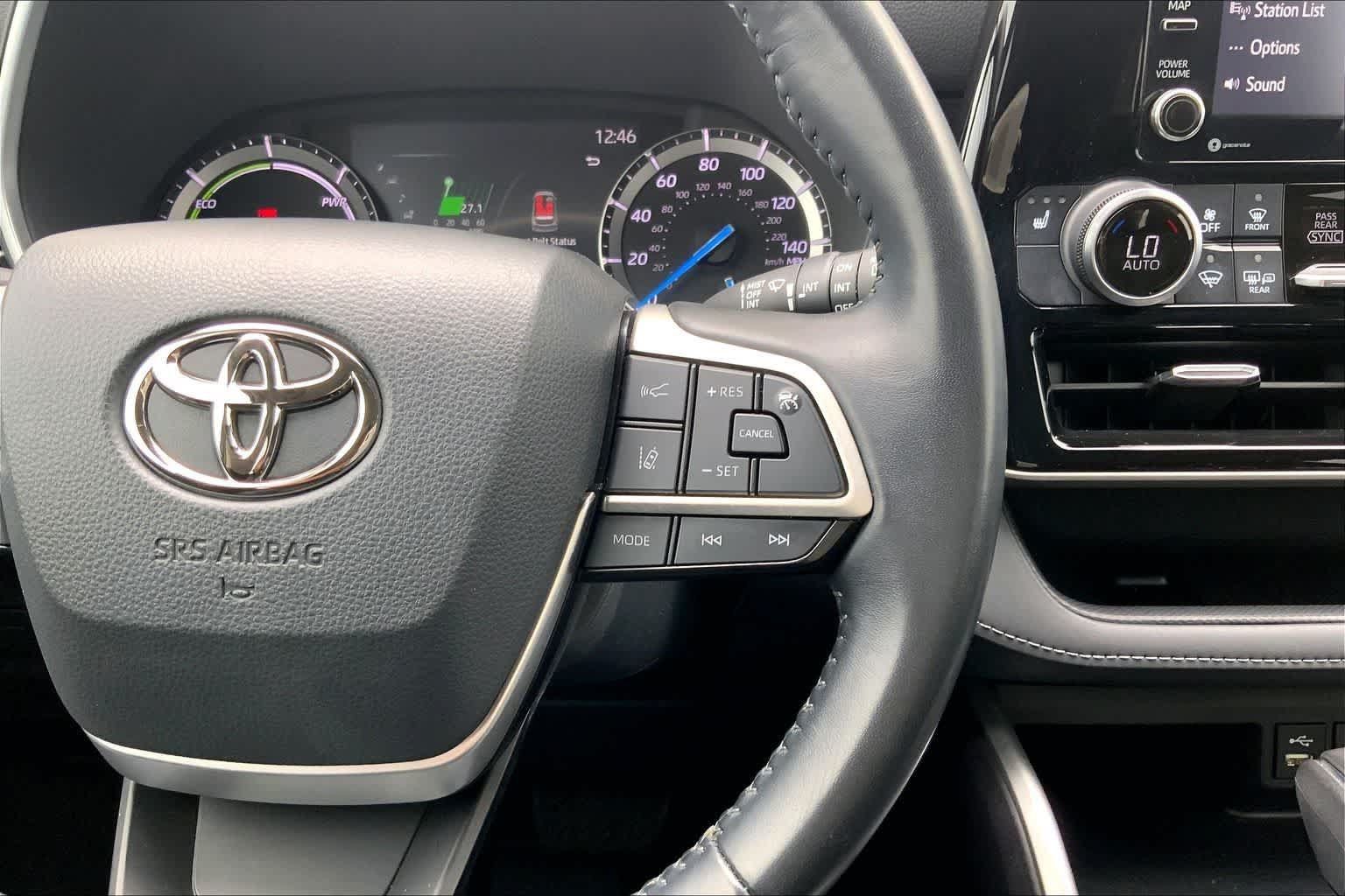 Used 2022 Toyota Highlander XLE AWD/4WD image 25
