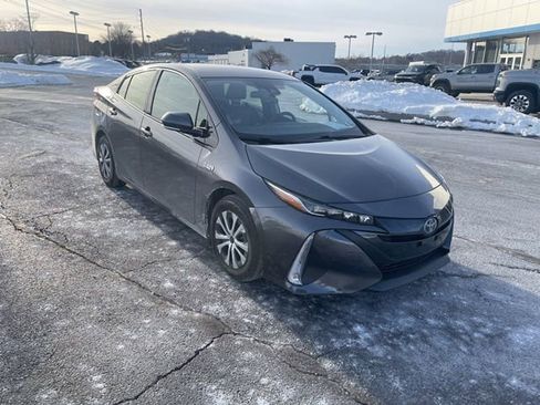 Used 2017 Toyota Prius Prime Premium image 3