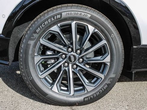 Used 2025 Cadillac Lyriq Sport image 11