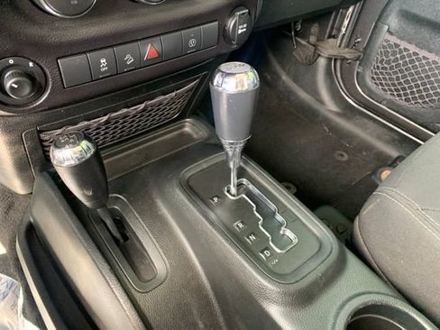 Used 2018 Jeep Wrangler Unlimited Sahara w/ Connectivity Group AWD/4WD image 16