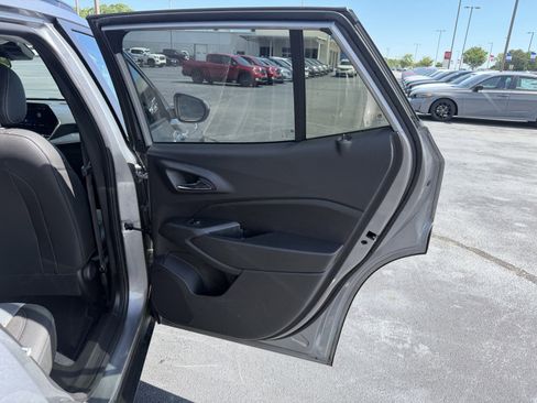 Used 2025 Chevrolet Trax LT w/ LT Convenience Package FWD image 12