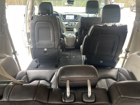 Used 2023 Chrysler Pacifica Touring-L FWD image 27