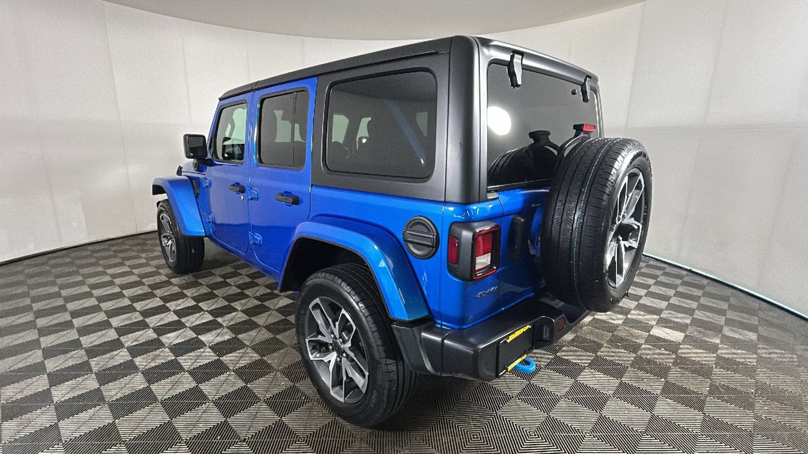 Used 2024 Jeep Wrangler Unlimited w/ Convenience Group AWD/4WD image 5