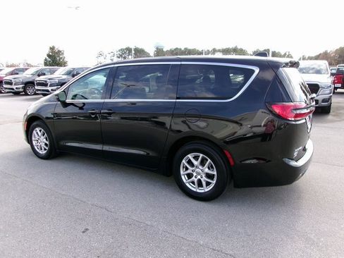 Used 2024 Chrysler Pacifica Touring-L image 3