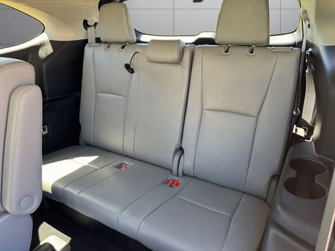 Used 2022 Toyota Highlander XLE AWD/4WD image 16