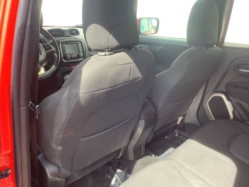 Used 2017 Jeep Renegade Latitude FWD image 12