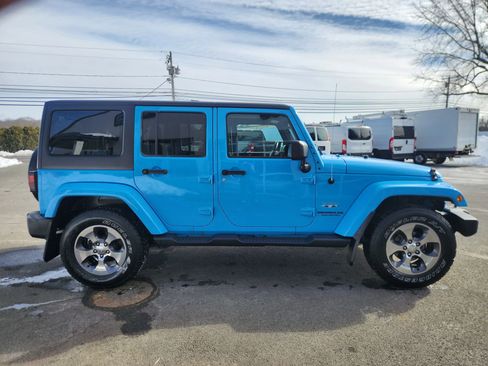 Used 2017 Jeep Wrangler Unlimited Sahara w/ Connectivity Group image 18