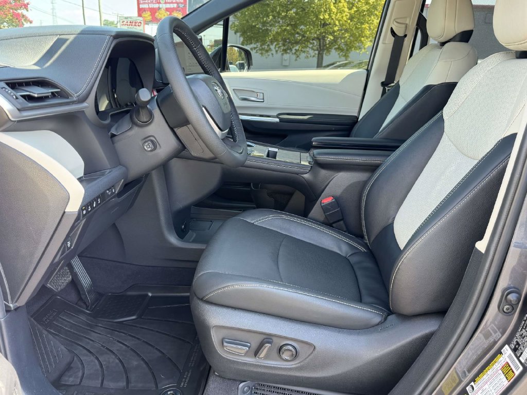 Used 2025 Toyota Sienna Platinum AWD/4WD image 22