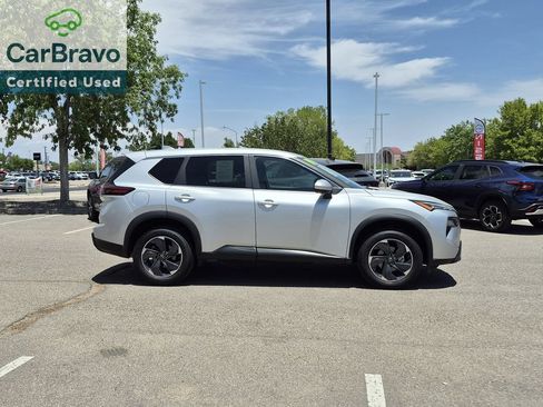 Used 2024 Nissan Rogue SV FWD image 2