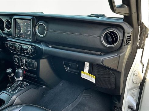 Used 2022 Jeep Wrangler Unlimited Sahara w/ Cold Weather Group image 17