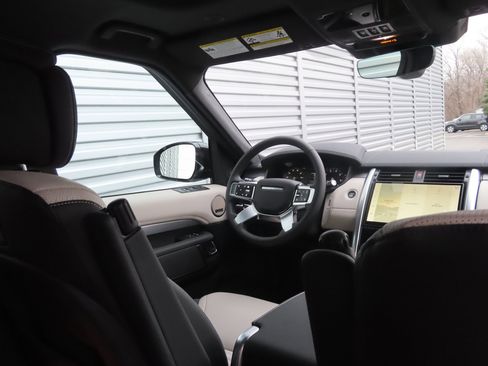 New 2024 Land Rover Discovery Dynamic SE image 23