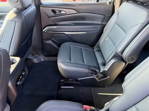 Used 2025 Chevrolet Traverse LT image 28