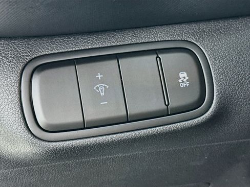 Used 2023 Hyundai Venue Limited FWD image 10