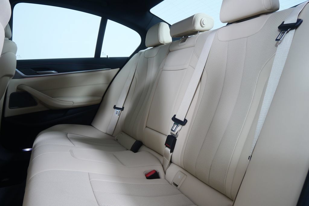 Used 2022 BMW 530i RWD image 14