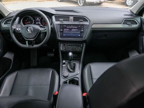 Used 2021 Volkswagen Tiguan SE w/ Panoramic Sunroof Package image 25