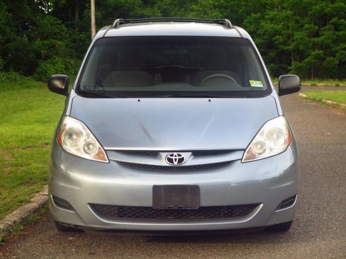 Used 2010 Toyota Sienna LE FWD image 16