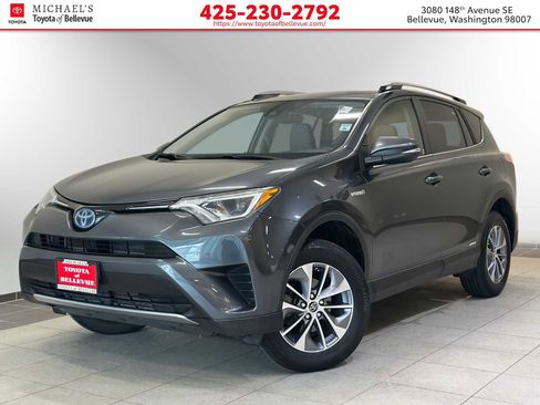 Used 2018 Toyota RAV4 LE image 1