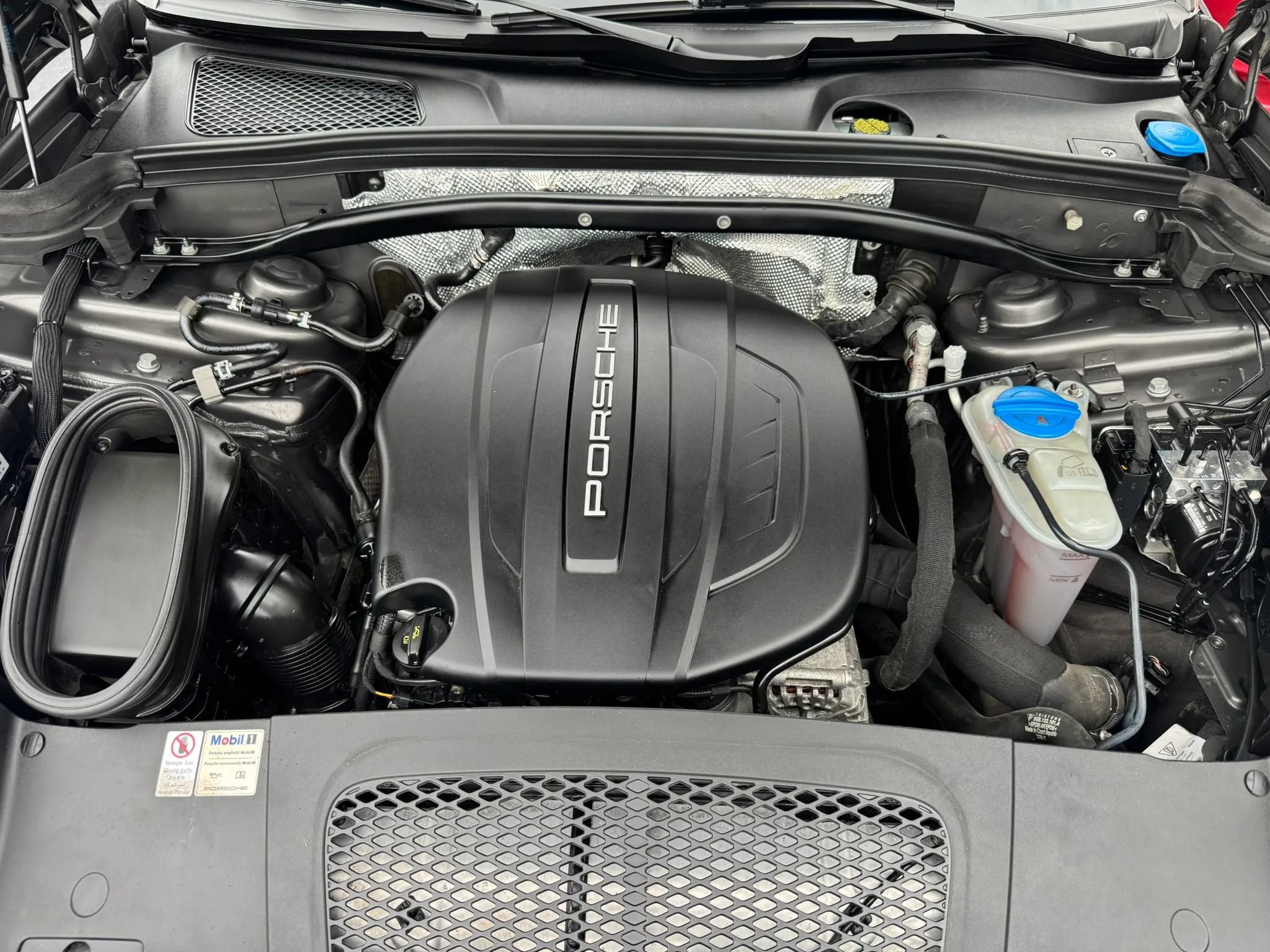 Used 2018 Porsche Macan AWD/4WD image 48
