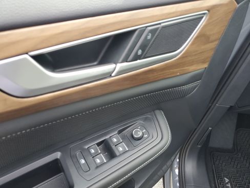 Used 2025 Volkswagen Atlas SE image 23