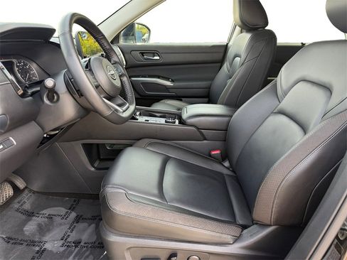 Certified 2025 Nissan Pathfinder SL image 9