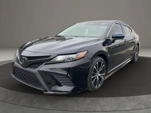 Used 2020 Toyota Camry SE image 1