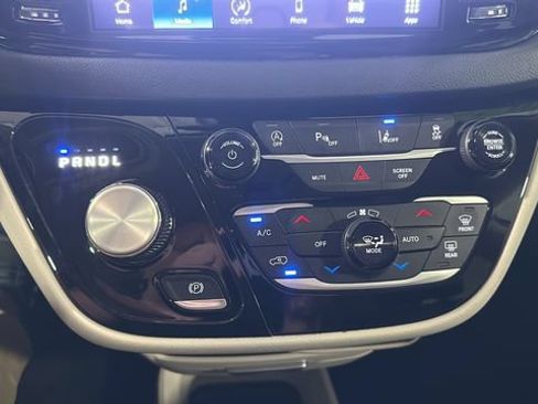 Used 2024 Chrysler Pacifica Touring-L FWD image 16