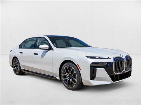 Used 2025 BMW 760i xDrive w/ Premium Package image 3