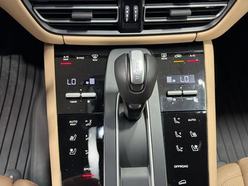 Certified 2025 Porsche Macan image 34