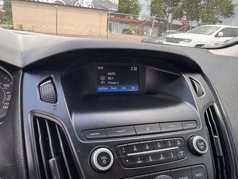 Used 2018 Ford Focus SE w/ SE Appearance Package FWD image 18