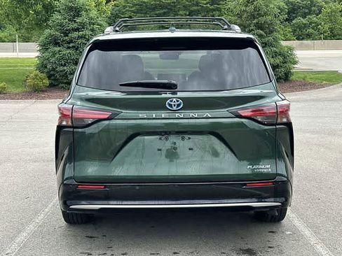 Used 2021 Toyota Sienna Platinum FWD image 4
