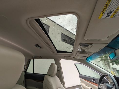 Used 2014 Subaru Outback 2.5i Limited w/ Moonroof Package AWD/4WD image 12