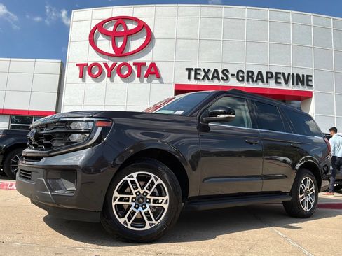 Used 2025 Ford Expedition Active AWD/4WD image 2