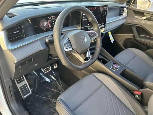 New 2026 Volkswagen Tiguan SE R-Line FWD image 14