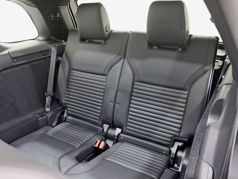 Used 2023 Land Rover Discovery Metropolitan Edition image 34