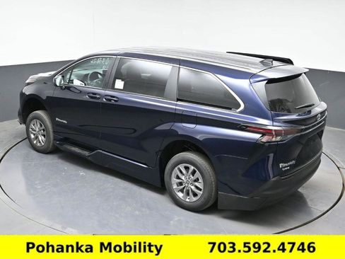 Used 2026 Toyota Sienna LE image 15