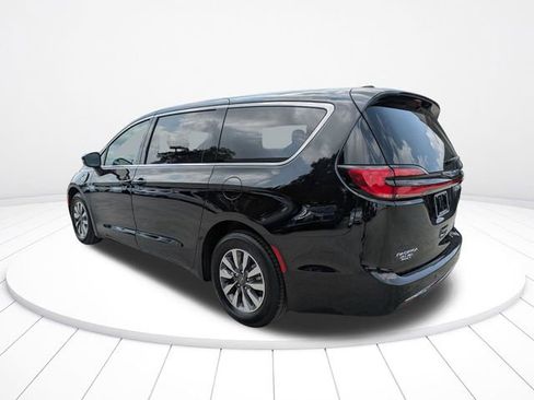 Used 2023 Chrysler Pacifica Touring-L FWD image 6