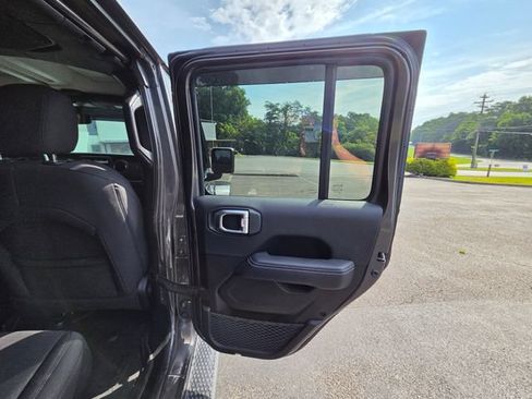 Used 2023 Jeep Gladiator Overland w/ Cold Weather Group AWD/4WD image 26