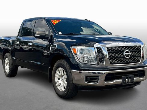 Used 2017 Nissan Titan SV image 10