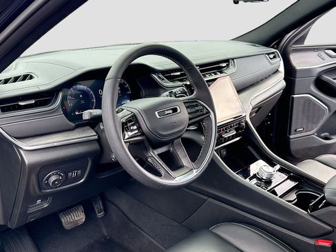 Used 2023 Jeep Grand Cherokee Overland w/ Luxury Tech Group IV image 4