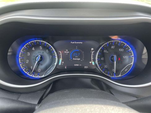 Used 2024 Chrysler Pacifica Touring-L FWD image 19