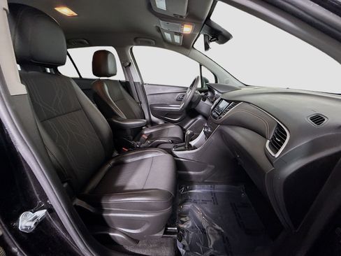 Used 2020 Chevrolet Trax LT w/ LT Convenience Package image 29
