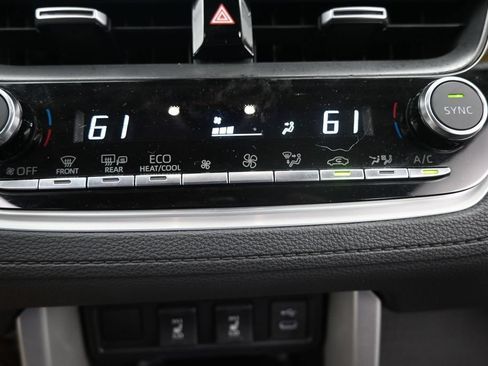 Used 2025 Toyota Corolla Cross XLE FWD image 31