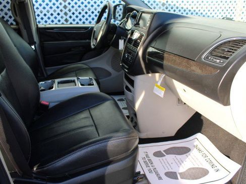 Used 2016 Chrysler Town & Country Touring w/ Driver Convenience Group image 21
