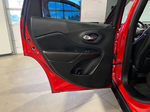 Used 2019 Jeep Cherokee Trailhawk w/ Cold Weather Group image 30