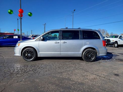 Used 2019 Dodge Grand Caravan SXT image 2