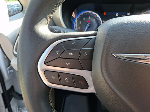 Used 2023 Chrysler Pacifica Touring-L FWD image 21