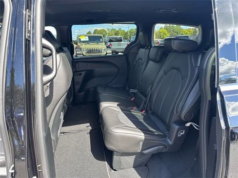 New 2026 Chrysler Pacifica Select image 10